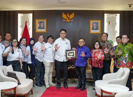 Wakil Ketua DPRD DKI Jakarta Basri Baco menerima audiensi Dewan Pimpinan Daerah (DPD) Indonesian Hotel General Manager Association (IHGMA) DKI Jakarta di Gedung DPRD DKI Jakarta, Kamis, 8 Oktober 2026. (Sumber: Istimewa)