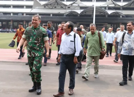 Kasad Jenderal TNI Maruli Simanjuntak berbincang dengan Pemred Poskota, Joko Lestari di sela kegiatan diskusi dan evaluasi komunikasi publik TNI AD bersama beberapa pemimpin redaksi media, Jumat, 9 Oktober 2026. (Sumber: Istimewa)