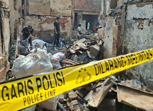 Kebakaran menghanguskan pemukiman padat di Jalan Kramat Pulo Dalam 2, RT 014 RW 05, Kelurahan Kramat, Kecamatan Senen, Jakarta Pusat. (Sumber: Poskota/Angga)