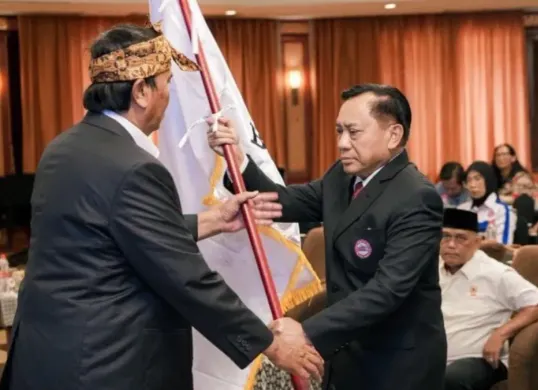 Ketua Umum PBVSI Pusat, Imam Sudjarwo dan Ketua Pengprov PBVSI Banten, Winata. (Sumber: PBVSI Banten)