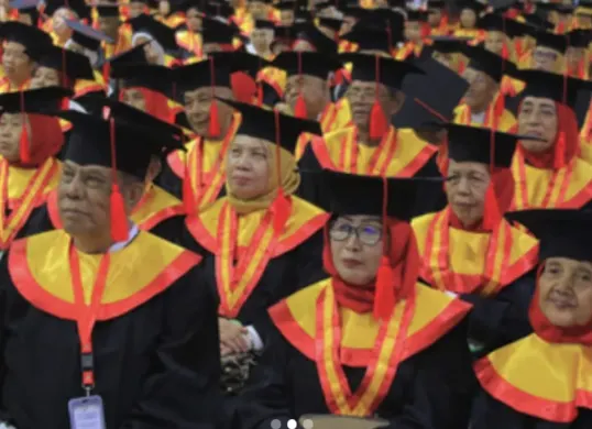 Sebanyak 405 lansia mengikuti wisuda angkatan pertama Sekolah Lansia Tangguh (Selentang) di Kota Tangerang, dengan pembelajaran kesehatan, keterampilan, dan pengembangan diri. (Sumber: Pemkot Tangerang)