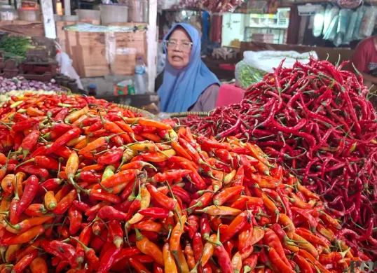 Pedagang cabai di Pasar Kebayoran Lama, Grogol Utara, Jakarta Selatan, Minggu, 11 Oktober 2026. (Sumber: Poskota/Angga Pahlevi)