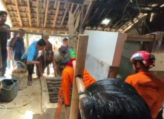 Proses evakuasi warga Kampung Cikadu, Desa Cipendeuy, Kecamatan Malingping, Kabupaten Lebak, Banten, terimbun tanah sumur. (Sumber: Dok. Istimewa)
