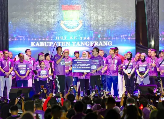 Ketua Korpri Kabupaten Tangerang, Soma Atmaja menyerahkan donasi kepada Bupati Tangerang Moch. Maesyal Rasyid saat ajang lari malam di kawasan Gading Serpong, Kecamatan Kelapa Dua, Banten, Sabtu, 10 Oktober 2026. (Sumber: Dok. Istimewa)