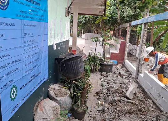 Tembok SDN 03 Tapos, Kota Depok, Jawa Barat, ambruk diperbaiki, Sabtu, 10 Oktober 2026. (Sumber: Poskota/Angga Pahlevi)