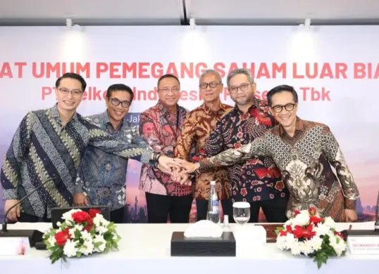 Direktur Utama Telkom Nanang Hendarno (ketiga dari kiri) bersama jajaran Direksi Telkom usai rangkaian agenda RUPSLB Telkom 2026. (Sumber: Dok. Telkom)