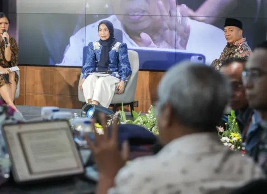 Bupati Serang Ratu Rachmatuzakiyah (tengah) dan Bupati Situbondo Yusuf Rio Wahyu Prayogo (kanan) dalam Kick Off Anyer–Panarukan 3R di Auditorium Bank BJB, Jakarta Selatan, Minggu, 11 Oktober 2026. (Sumber: Istimewa)