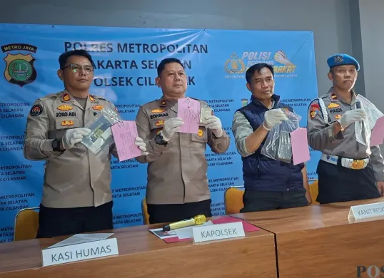 Rilis kasus begal motor dengan modus kencan online di Mapolsek Cilandak, Jakarta Selatan, Senin, 12 Oktober 2026. (Sumber: Poskota/Angga Pahlevi)