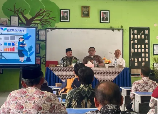 Kepala Dinas Pendidikan Kabupaten Bogor, Rusliandy (tengah) memimpin rapat koordinasi program pengentasan ATS Tingkat kecamatan. (Sumber: Istimewa)