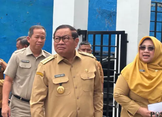 Potret Gubernur DKI Jakarta, Pramono Anung saat berada di Kawasan Pasar Rebo, Jakarta Timur. (Sumber: Poskota/Syifa)