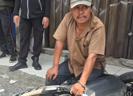 Terduga matel saat diamankan oleh anggota Polresta Tangerang sebelum diserahkan ke Polsek Cikupa. (Sumber: Poskota/Veronica)