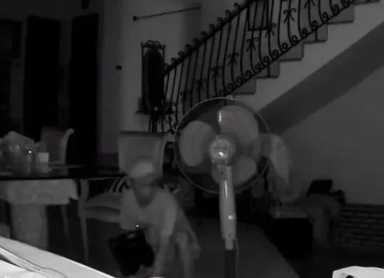 Pelaku pencurian rumah di Depok terekam kamera cctv saat melakukan aksinya. (Sumber: Instagram/@depokviral.co)