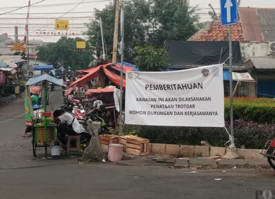 Spanduk sosialisasi rencana penataan trotoar yang terpasang di salah satu sudut jalan kawasan Stasiun Tangerang, Senin, 12 Oktober 2026. (Sumber: Poskota/Rizki Gojali)