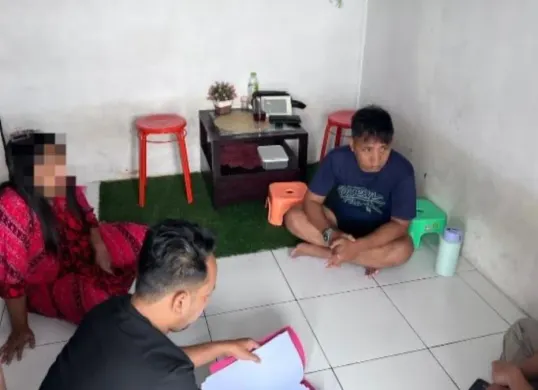 Tersangka dugaan penipuan calon tenaga kerja saat diamankan di rumah kontrakannya di daerah Ciwandan, Kota Cilegon. (Sumber: Polres Serang)