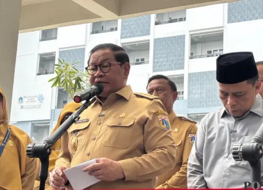 Potret Gubernur DKI Jakarta, Pramono Anung saat  berada di Kawasan Pasar Rebo, DKI Jakarta, Senin 12 Oktober 2026. (Sumber: Poskota/Syifa)