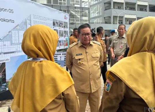 Pramono Anung meninjau sekolah SDN 05 Pekayon dan SMPN 91 Jakarta yang selesai direvitalisasi di Pasar Rebo, Jakarta Timur, Senin 12 Oktober 2026. (Sumber: Poskota/Syifa)