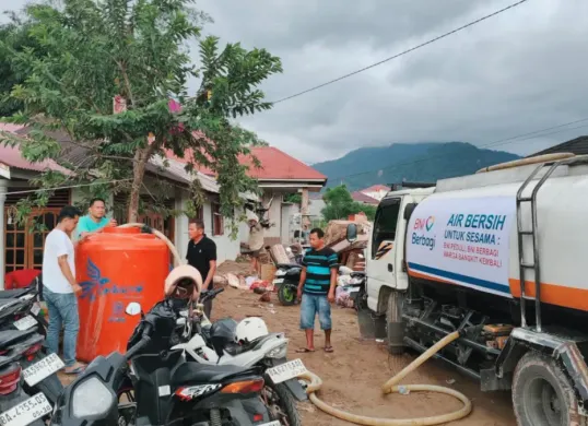 Penyaluran air bersih berkapasitas 8.000 liter untuk mendukung kebutuhan mandi, cuci, dan kakus (MCK) untuk masyarakat terdampak banjir di Padang, Sumatera Barat. (Sumber: Istimewa)