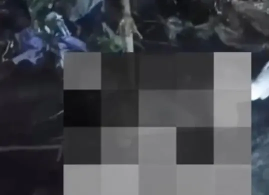 Sejumlah warga di Lebak saat mengevakuasi jasad bayi yang mengambang di aliran sungai Ciminyak. (Sumber: Istimewa)