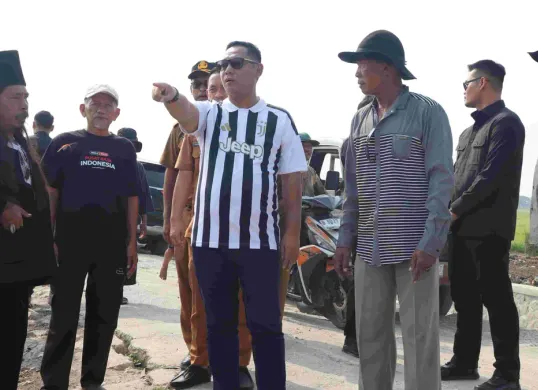 Plt Bupati Bekasi, Asep Surya Atmaja meninjau saluran irigasi di Kampung Pulo Glatik, Desa Sukaindah, Kecamatan Sukakarya, Kabupaten Bekasi, Jawa Barat. (Sumber: Dok. Istimewa)