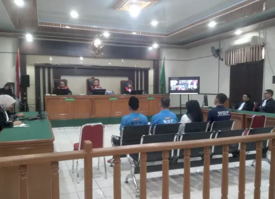 Sidang kasus korupsi penyaluran KUR BRI Unit Rumbai di Pengadilan Tipikor Pekanbaru yang berujung vonis 1 tahun 6 bulan penjara bagi empat terdakwa. (Sumber: Istimewa)