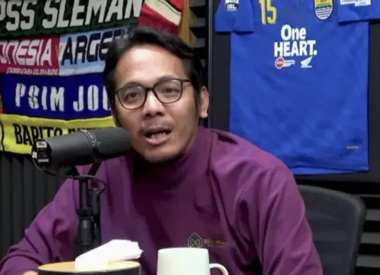 Akmal Marhali dikenal sebagai pengamat sepak bola Indonesia dan Koordinator Save Our Soccer yang aktif menyoroti tata kelola kompetisi serta perkembangan Timnas Indonesia. (Sumber: Youtube)