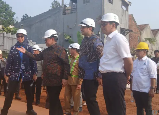 Gubernur Jakarta, Pramono Anung meninjau Embung Kebagusan, Jakarta Selatan, Selasa, 13 Oktober 2026. (Sumber: Poskota/Syifa Putri)