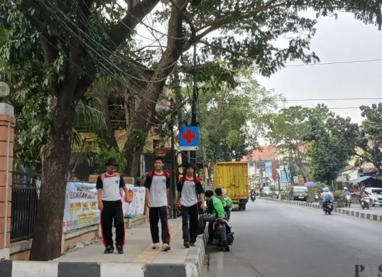 Suasana aktivitas warga di Jalan Raden Fatah, Ciledug, Kota Tangerang, Banten, Selasa, 13 Oktober 2026. (Sumber: Poskota/Rizki Gojali)