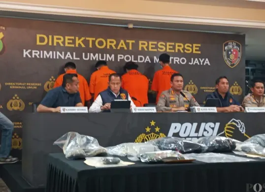 Polda Metro Jaya menggelar konferensi pers kasus pembunuhan terhadap KDA (19) yang ditemukan tewas di kamar indekos kawasan Pinang Ranti, Makasar, Jakarta Timur, Selasa, 13 Oktober 2026. (Sumber: Poskota/Ali Mansur)