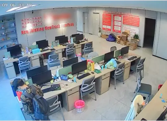 Terduga pelaku pencurian aset kantor hingga perusahaan rugi ratusan juta tertangkap kamera CCTV sedang melancarkan aksinya. (Sumber: Dok. Threads/@a*****h*******e_)