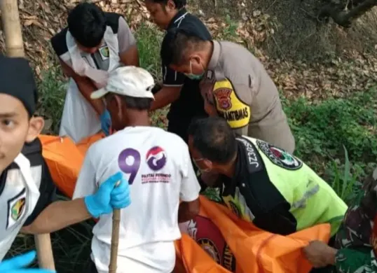 Petugas mengevakuasi jasad untuk dibawa ke RS Bhayangkara. (Sumber: Polsek Kragilan)