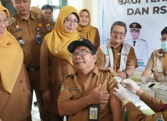 Para nakes dari beberapa Puskesmas di Pandeglang saat dilakukan vaksinasi. (Sumber: Dinas Kesehatan Pandeglang)