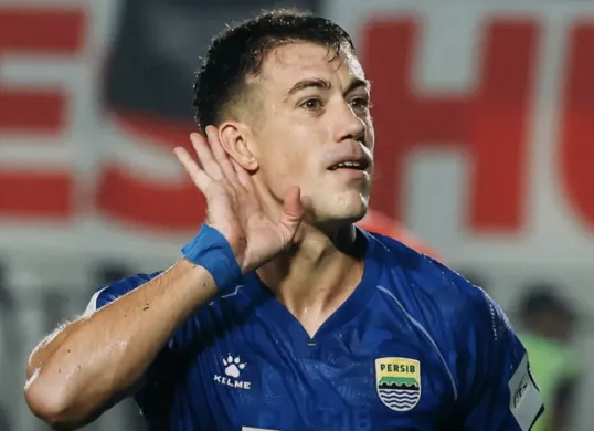 Mariano Peralta mencetak gol melalui titik penalti pada menit ke-43 untuk membawa Persib Bandung unggul 1-0 atas FC Viettel hingga babak pertama berakhir. (Sumber: Persib)