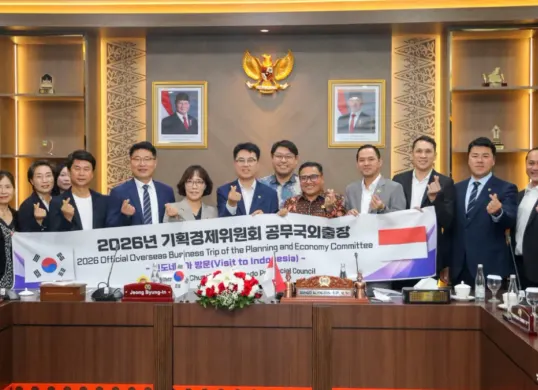 Ketua DPRD DKI Jakarta Suhud Alynudin menerima kunjungan delegasi Parlemen Chungnam, Korea Selatan, Jakarta, Selasa, 13 Oktober 2026.