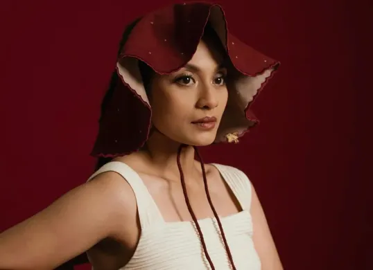 Aktris sekaligis pemeran Mak di Na Willa, Irma Rihi ramai dibahas setelah tak masuk nominasi FFI 2026. (Sumber: Instagram/@irmarihi)