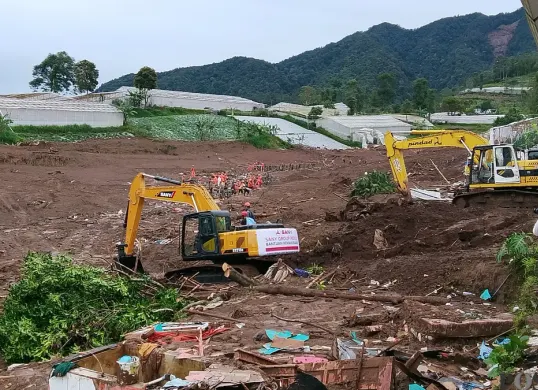 Kondisi longsor di Desa Pasirlangu, Cisarua, Kabupaten Bandung Barat, Jawa Barat. (Sumber: Poskota/Gatot Poedji Utomo)