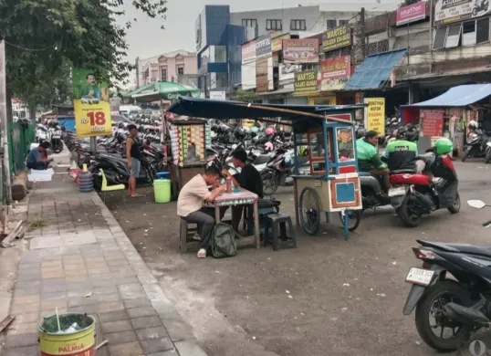 Parkir liar motor terlihat memenuhi kawasan Jalan Kiasnawi, sekitar Stasiun Tangerang, hingga meluas ke tepi jalan utama, Rabu, 14 Oktober 2026. (Sumber: Poskota/Rizki Gojali)