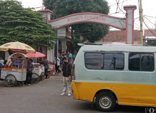 Kondisi terkini PKL di kawasan Stasiun Tangerang yang masih beraktivitas dan berjualan seperti biasa, setelah adanya  rencana relokasi ke Pasar Anyar pada Rabu, 14 Oktober 2026. (Sumber: Poskota/Rizki Gojali)