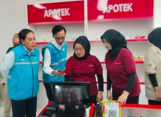 Pegawai PLN memastikan layanan pembayaran tagihan dan pembelian token listrik berjalan lancar di Koperasi Desa/Kelurahan Merah Putih (KDKMP). (Sumber: PLN)