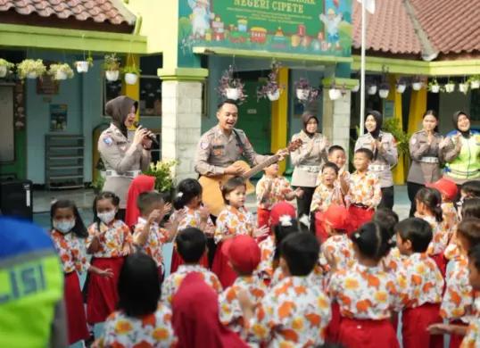 Kunjungan polisi ke taman kanak-kanak (TK) dalam program Polisi Sahabat Anak. (Sumber: Istimewa)