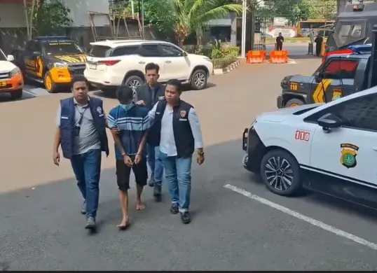 Seorang residivis berinisial RW harus kembali berurusan dengan aparat kepolisian setelah diduga mencuri barang-barang dari rumah kontrakan dan kamar indekos di Jakarta Barat. (Sumber: Dok. Polres Metro Jakbar)
