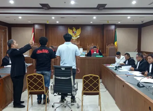 Dua penyidik Polres Jakarta Pusat, Briptu Fajar Rakhmatullah dan Briptu Wanadra Eka Halayuda, memberikan keterangan dalam sidang dugaan pemerasan dan pengancaman di PN Jakarta Pusat, Rabu (14/10/2026). (Sumber: Istimewa)