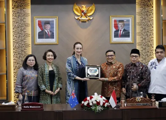 Ketua DPRD DKI Jakarta, Suhud Alynudin, menerima kunjungan delegasi Pemerintah Victoria yang dipimpin Commissioner to Southeast Asia, Naïla Mazzucco, di Gedung DPRD DKI Jakarta, Kamis, 15 Oktober 2026. (Sumber: Istimewa)