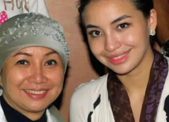 Ibunda Manohara, Daisy Fajarina kembali menjadi sorotan setelah mengadukan dugaan premanisme ke Bareskrim. (Sumber: Instagram/@rumpi_gosip)