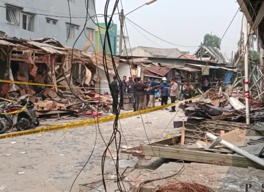 Kondisi ruko dan bangunan di kawasan Pasar Cimanggis, Ciputat, Tangerang Selatan, pascaledakan, Kamis, 15 Oktober 2026. (Sumber: Poskota/Rizki Gojali)