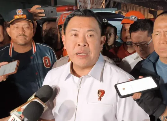 Dirtipidum Bareskrim Polri Brigjen Susatyo Purnomo Condro saat memberikan keterangan pers insiden ledakan di Pasar Cimanggis, Ciputat, Kota Tangerang Selatan, Banten, Kamis, 15 Oktober 2026. (Sumber: Poskota/Ali Mansur)
