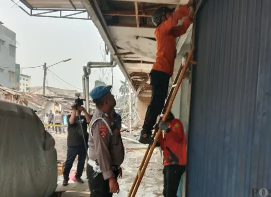 Petugas mengamankan kamera CCTV di area ledakan di ruko Pasar Cimanggis, Cikupa, Kota Tangerang Selatan, Banten, Kamis, 15 Oktober 2026. (Sumber: Poskota/Rizki Gojali)