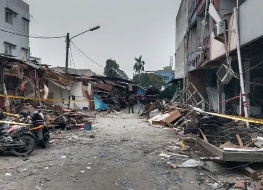 Puing-puing berserakan dan garis polisi terpasang di Pasar Cimanggis, Kota Tangerang Selatan, Banten, Kamis, 15 Oktober 2026. (Sumber: Poskota/Rizki Gojali)