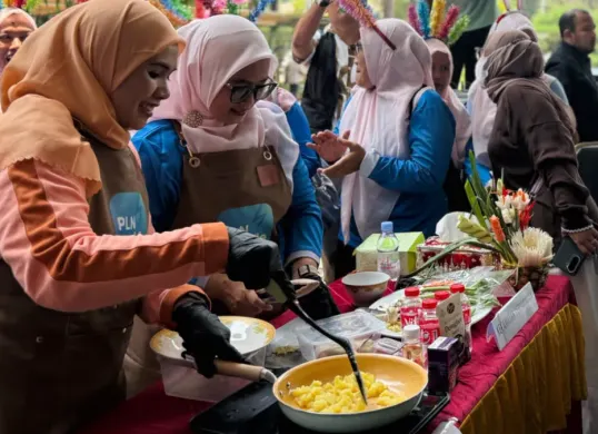 Keseruan peserta saat memasak menggunakan kompor listrik pada ajang 'Kompor Listrik ON: Serunya Masak Tanpa Batas' hasil kolaborasi PLN UID Jakarta Raya dan PKK Jakarta Utara, kemarin. (Sumber: PLN UID Jakarta Raya)