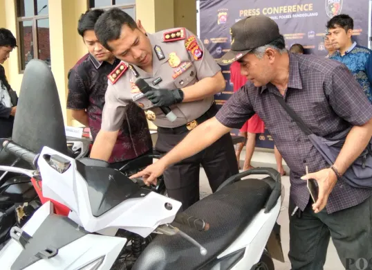 Kapolres Pandeglang, AKBP Sonny Harsono memeriksa kendaraan hasil curian pelaku sebelum dikembalikan kepada pemiliknya. (Sumber: Poskota/Samsul Fatoni)