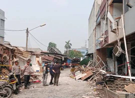 Bangunan rusak parah dan tumpukan motor akibat ledakan dahsyat di Pasar Cimanggis, Ciputat, Tangerang Selatan, Kamis, 15 Oktober 2026. (Sumber: Poskota/ Rizki Gojali)